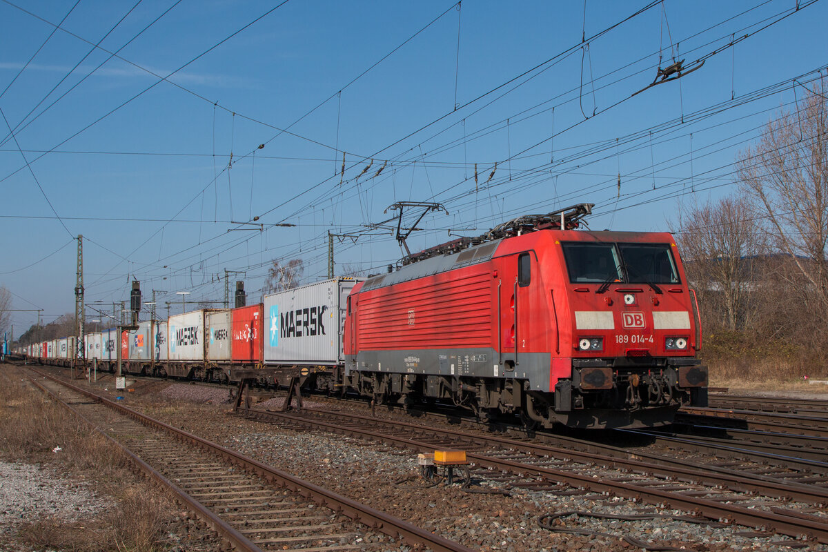 189 014-4 mit Containern nach Tschechien in Magdeburg-Sudenburg. Fotografiert am 26.03.2022. Standort nicht im Gleisbereich, wirkt nur durch den Bildzuschnitt so. 