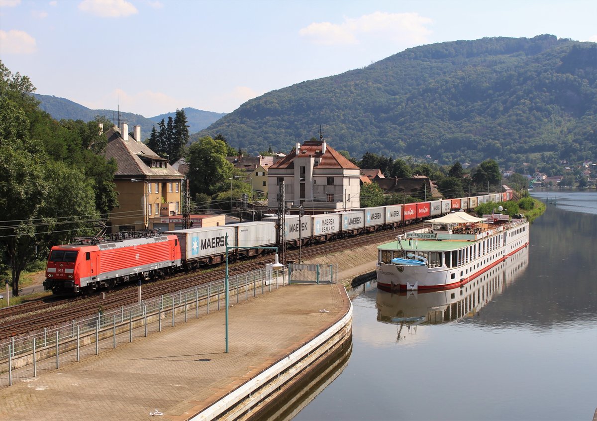 189 015-1 zusehen mit einem Containerzug am 08.08.20 in Ústí nad Labem-Střekov.