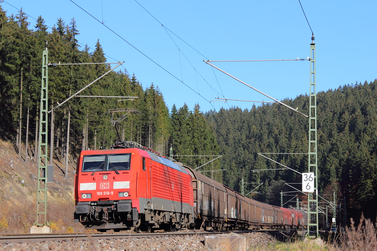 189 016-9 DB Schenker bei Förtschendorf im Frankenwald am 03.11.2015.