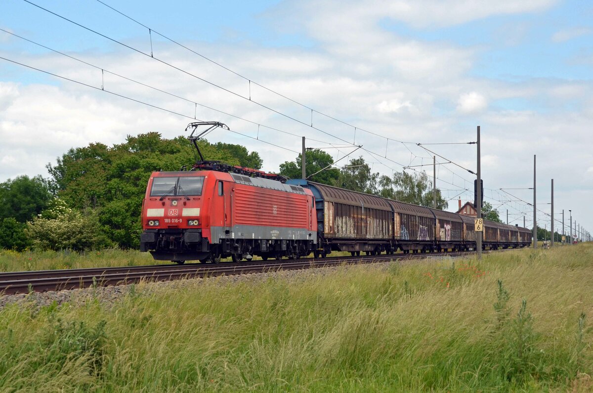 189 016 führte am 13.06.21 einen kurzen Güterzug durch Braschwitz Richtung Halle(S).