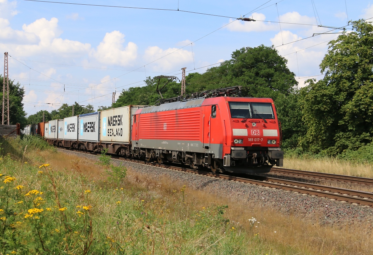 189 017-7 mit Containerzug in Fahrtrichtung Süden. Aufgenommen bei Wahnebergen am 22.07.2014.