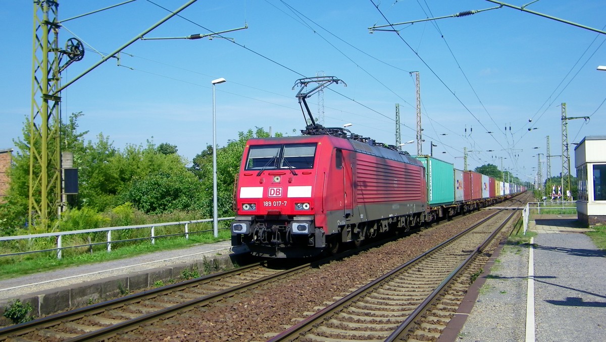 189 017-7 mit einem langen Containerzug bei der Durchfahrt in Radebeul-Naundorf (Sachsen), 22.8.2013