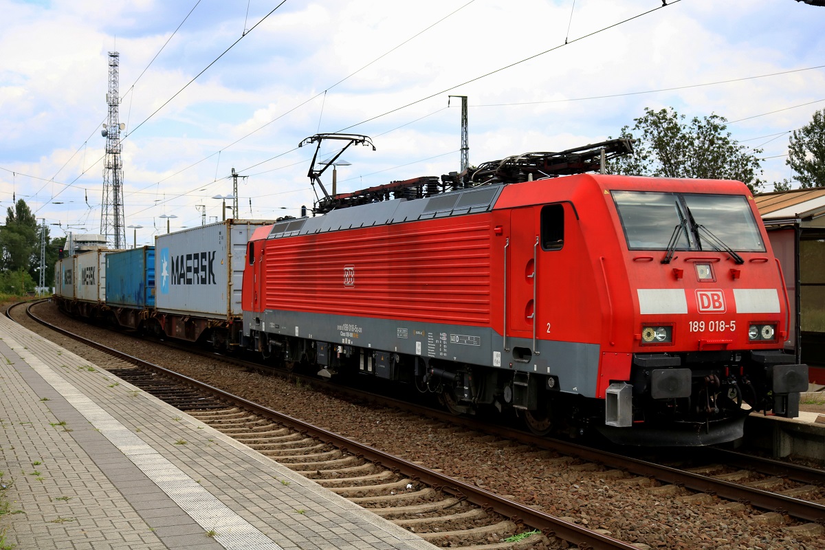 189 018-5 DB als Containerzug durchfährt den Bahnhof Biederitz Richtung Magdeburg. [14.7.2017 - 12:38 Uhr]