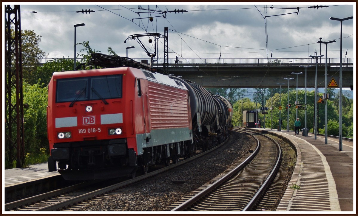 189 018-5 mit einen Keselzug Richtung Norden am 08.05.14 in Retzbach-Zellingen.