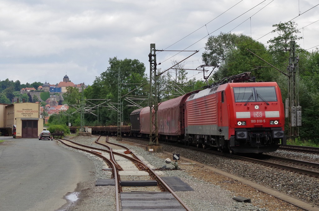 189 018 DB Schenker mit gemischten Gterzug am 20.08.2013 in Kronach gen Lichtenfels. 