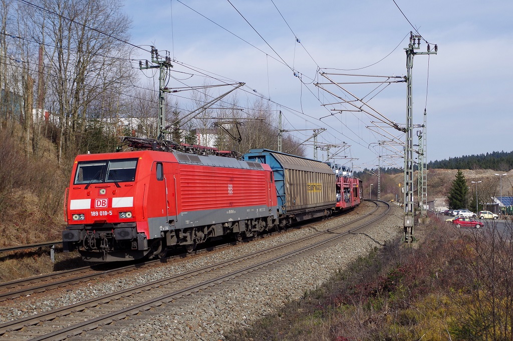189 018 DB Schenker mit gemischten Güterzug am 01.03.2014 in Steinbach am Wald gen Kronach. 