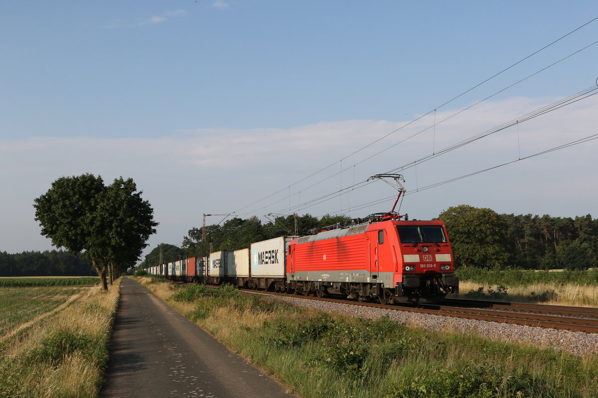 189 018 mit einem Containerzug am 27. Juni 2020 bei Dörverden/Niedersachsen.