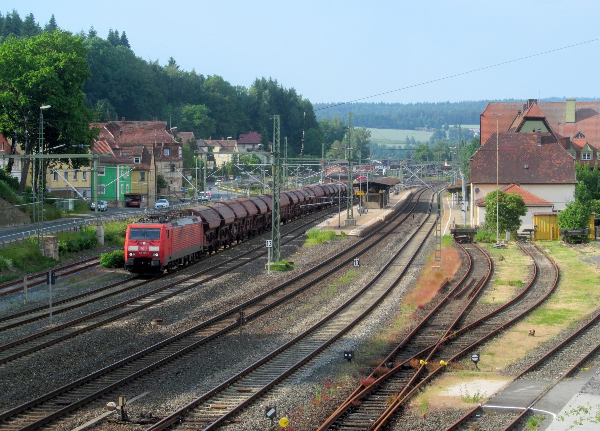 189 019-3 steht am 10. Juni 2014 mit einem Harnstoffzug auf Gleis 4 im Bahnhof Kronach.