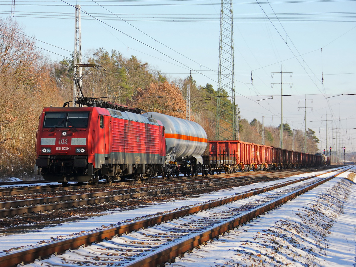 189 020-1 mit einem gemischten Güterzug  am 17. Januar 2017  bei der Fahrt auf dem südlichen Berliner Außenring in Diedersdorf.