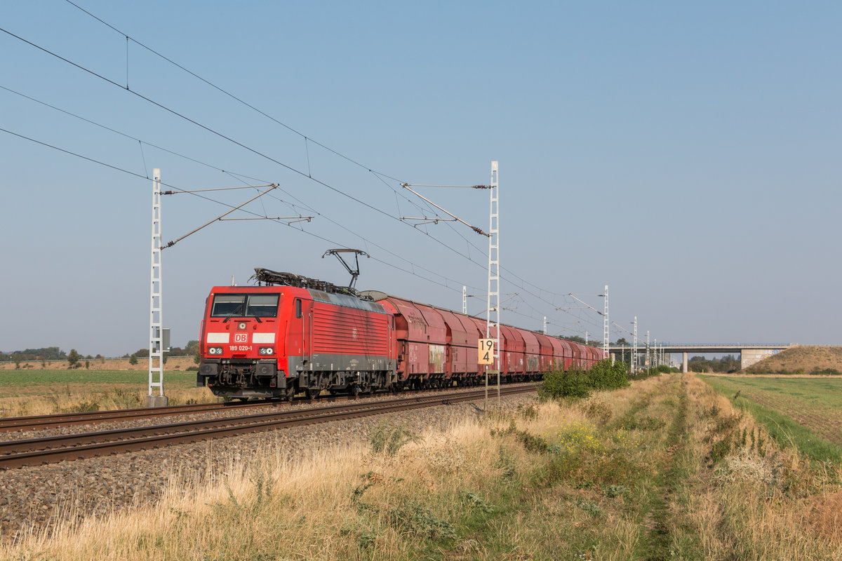 189 020-1 mit einem kurzen Ganzzug Schüttgutwagen auf der Fahrt in Richtung Halle. Fotografiert am 06.09.2018 zwischen Schönebeck-Felgeleben und Gnadau. 