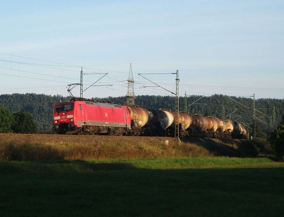 189 020 zieht am 29.September 2013 einen Knickkesselzug bei Ha�lach(b. Kronah) Richtung Saalfeld.
