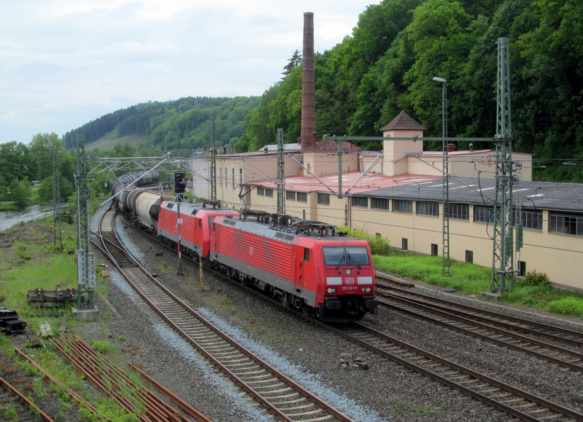 189 021-9 und eine 152 ziehen am 17. Mai 2014 einen Kesselwagenzug durch Kronach in Richtung Saalfeld.