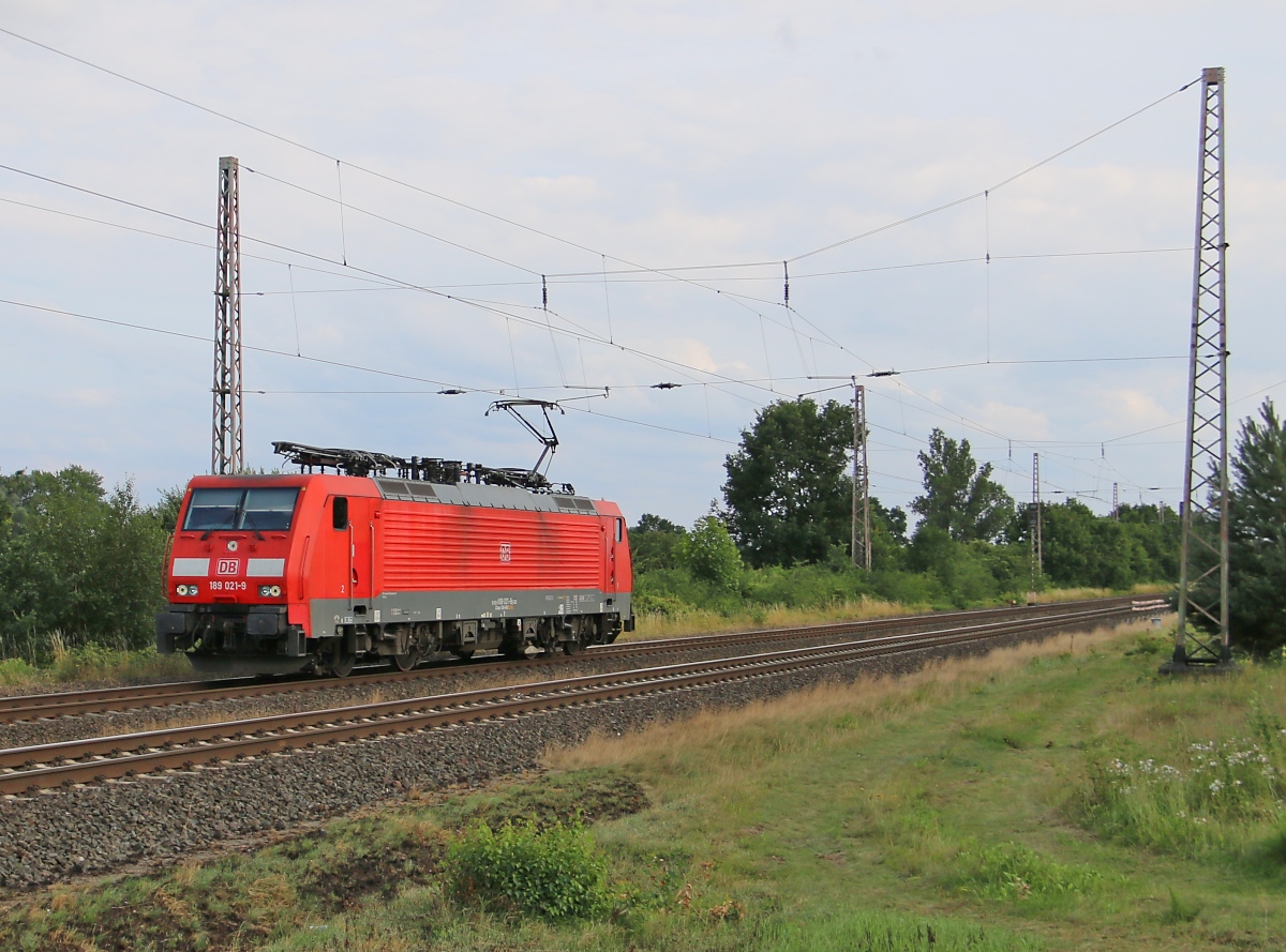189 021-9 kam am 23.07.2015 als Tfzf in Richtung Verden(Aller) bei Wahnebergen vorbei.