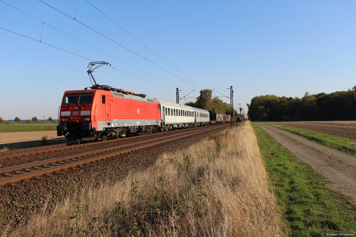 189 022-7 DB mit einem gemischten Güterzug bei Woltorf am 11.10.2018