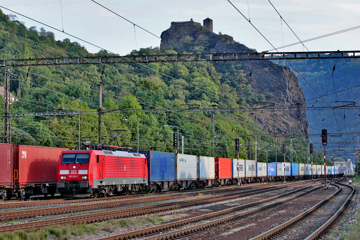 189 022-7 fährt am Fusse der Burg Schreckenstein in Usti nad Labem Strekov mit einem Seecontainerzug vorüber.Bild vom 10.9.2015