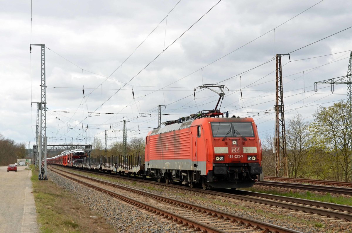 189 022 kam mit ihrem Güterzug am 13.04.21 in Saarmund zwecks Personalwechsel zum stehen.