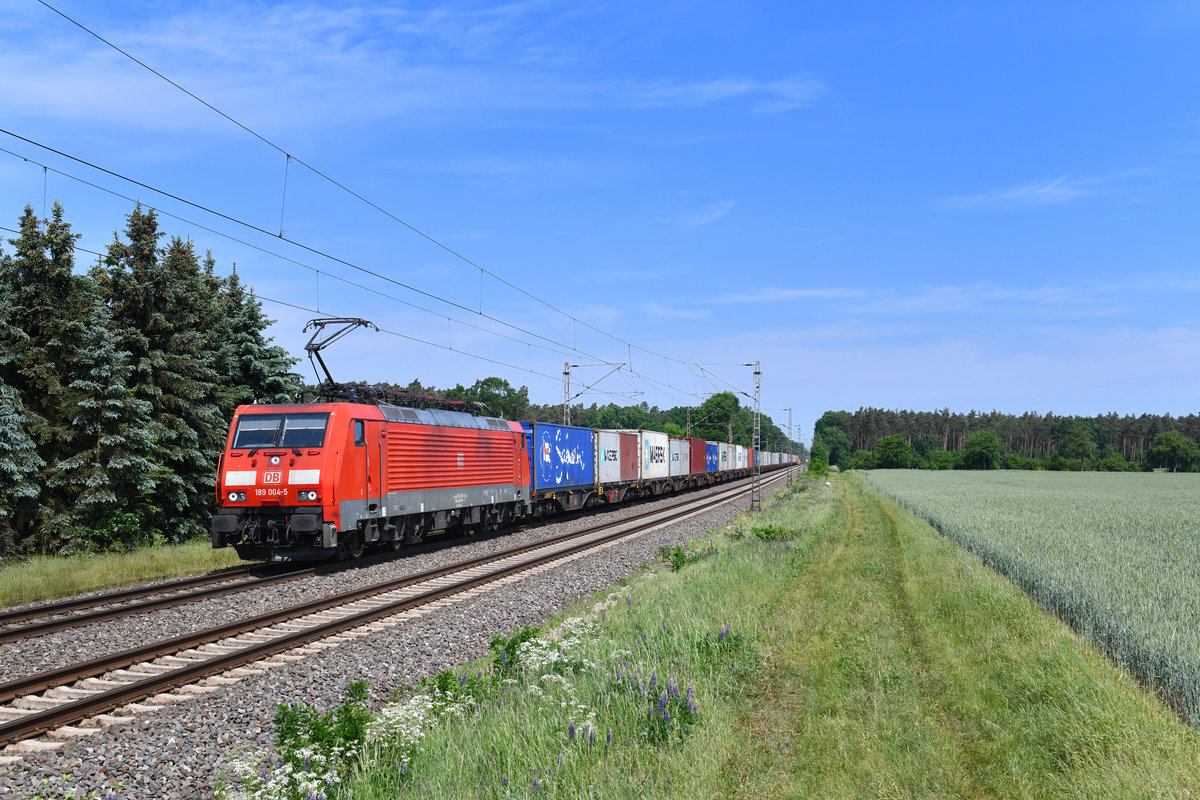 189 022 mit einem Containerzug am 22.05.2018 bei Rohrsen. 