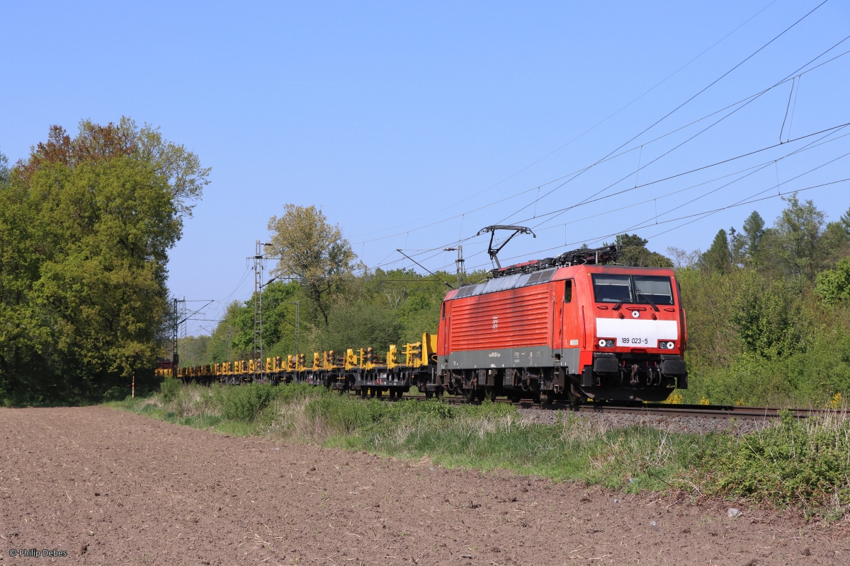 189 023-5 (DB) mit einem Schienentransportzug in Ratingen Lintorf, 28. April 2022