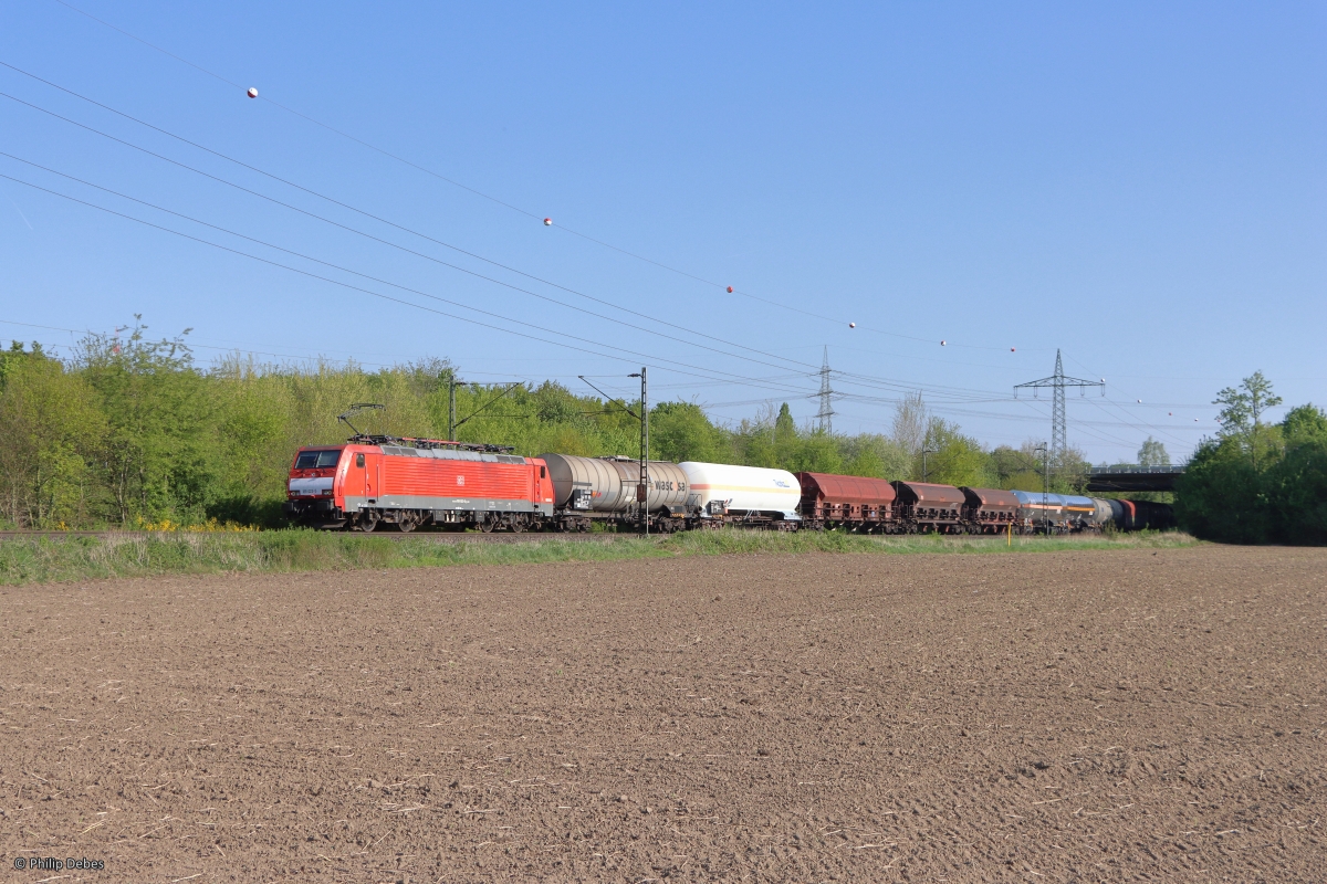 189 023-5 (DB) mit einem gemischtem Güterzug in Ratingen Lintorf, 28. April 2022