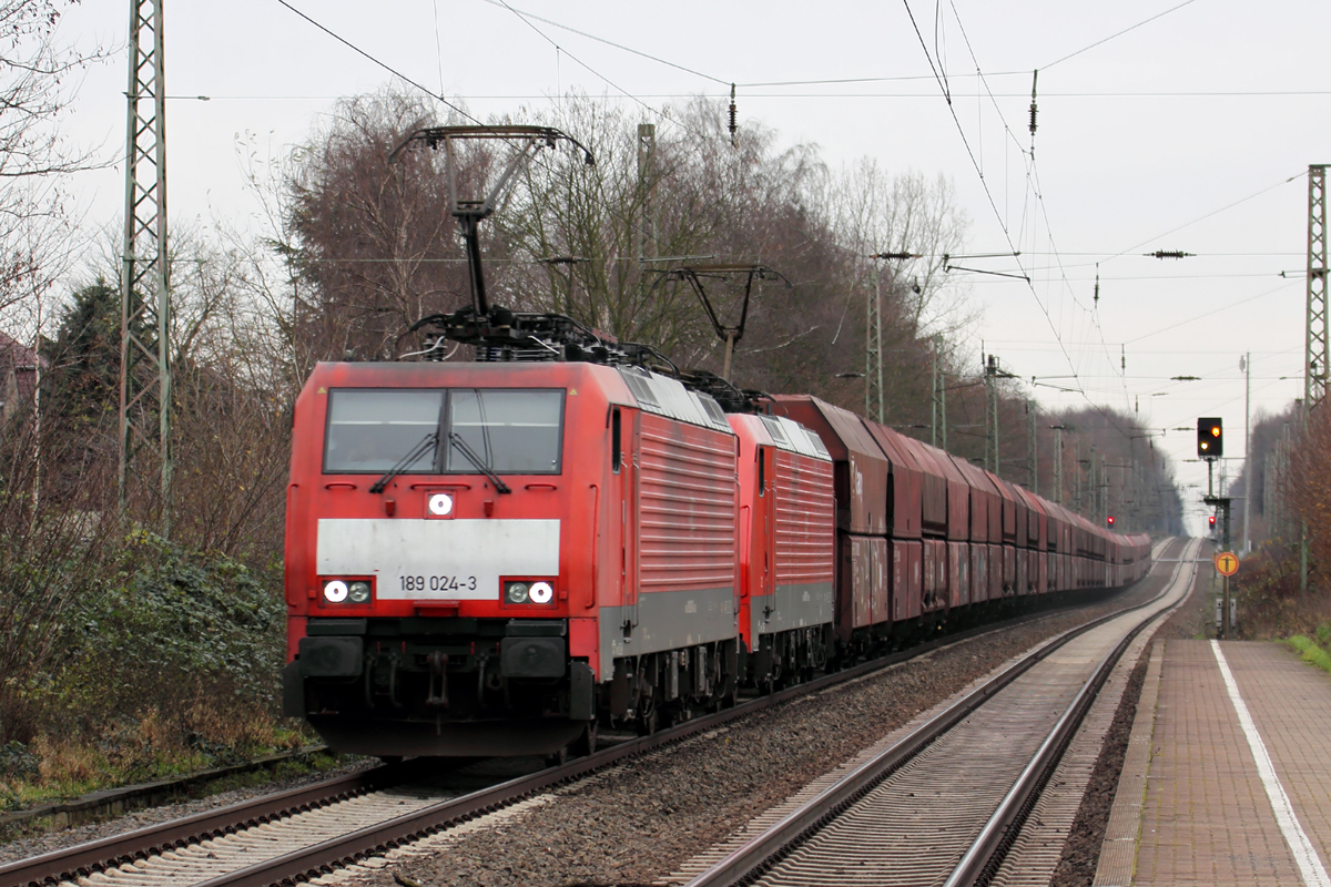 189 024-3 mit 189 082-1 durchfahren Oberhausen-Holten 13.12.2014