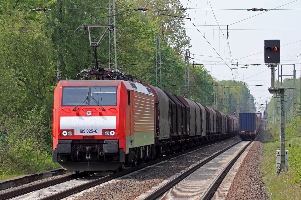 189 025-0 durchfährt Oberhausen-Holten 2.5.2015