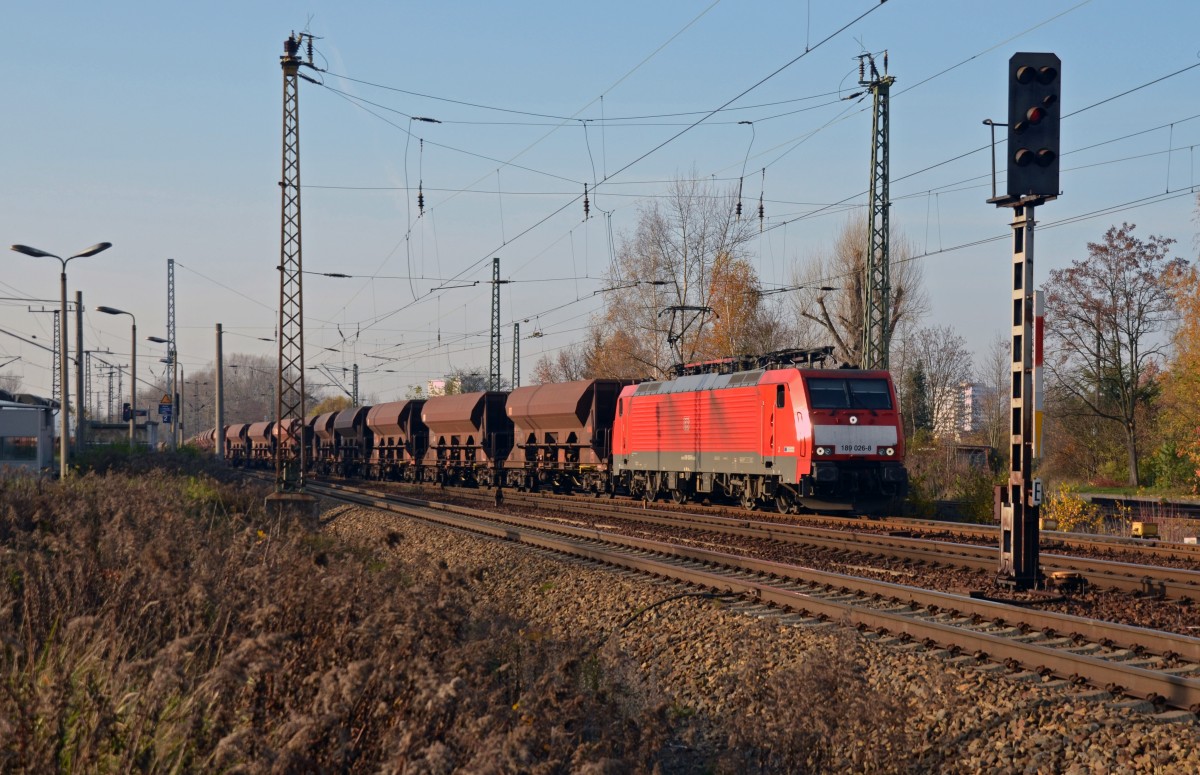 189 026 schleppte am 22.11.14 in Leipzig-Thekla einen leeren Schüttgutzug Richtung Eilenburg.