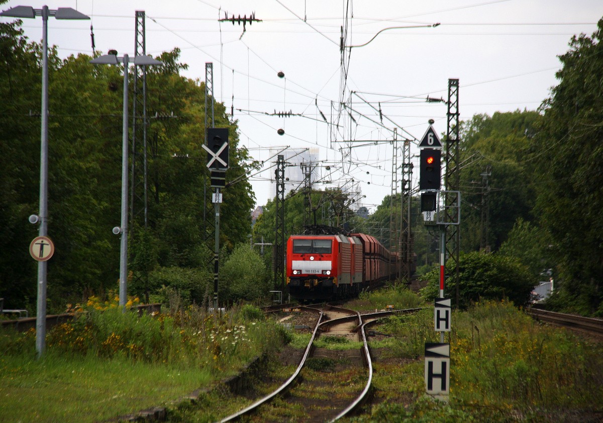 189 033-4 und 189 045-8 beide von DB kommen mit eineim langen Erzzug aus Rotterdam(NL) nach Dillingen(an der Saar) aus Richtung Köln und fährt in Richtung Koblenz. Aufegenommen auf der Rechten Rheinstrecke (KBS 465) in (Rhöndorf am Rhein) am 11.8.2014.