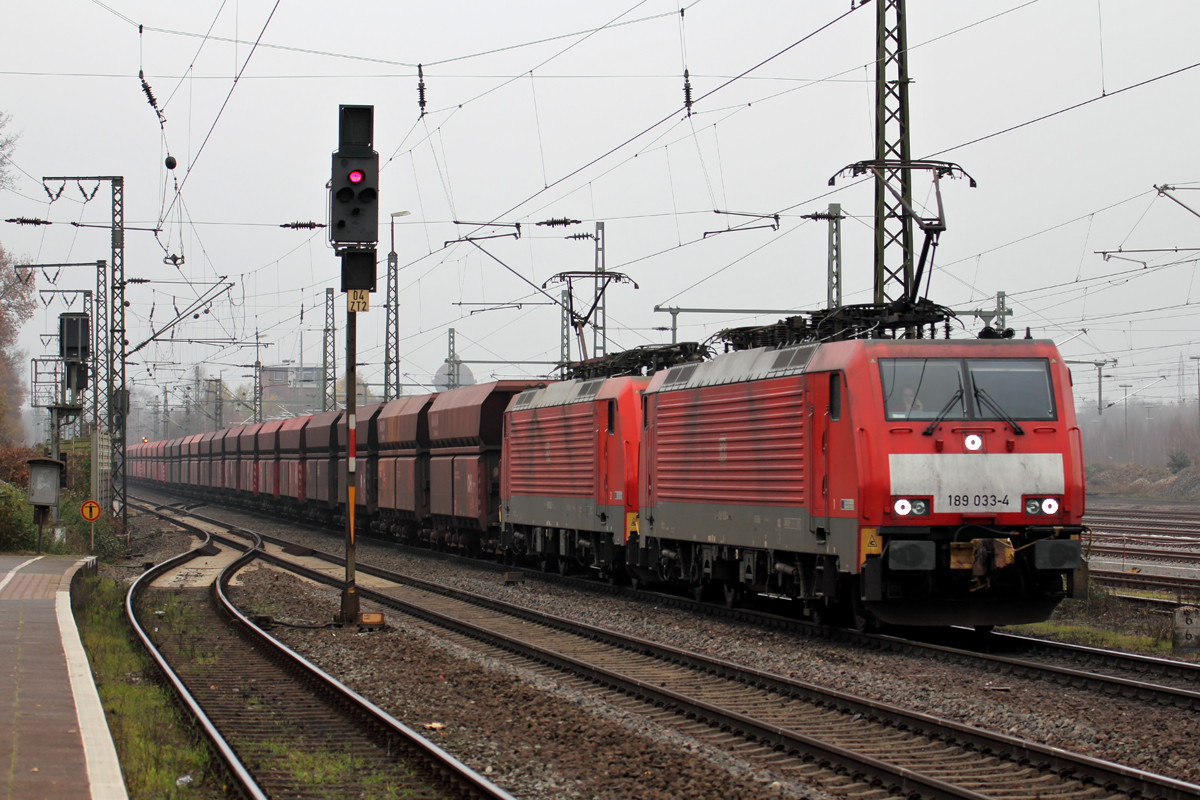 189 033-4 mit 189 043-3 durchfahren Duisburg-Bissingheim 3.12.2014