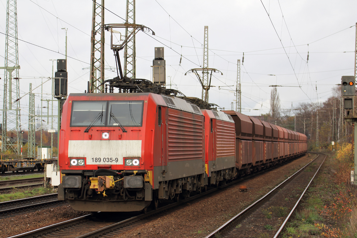 189 035-9 mit 189 044-1 durchfahren Duisburg-Bissingheim 17.11.2015