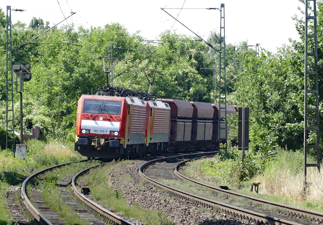 189 036-7 Doppeltraktion mit Schüttgutwagen durch Bonn-Beuel - 07.07.2017