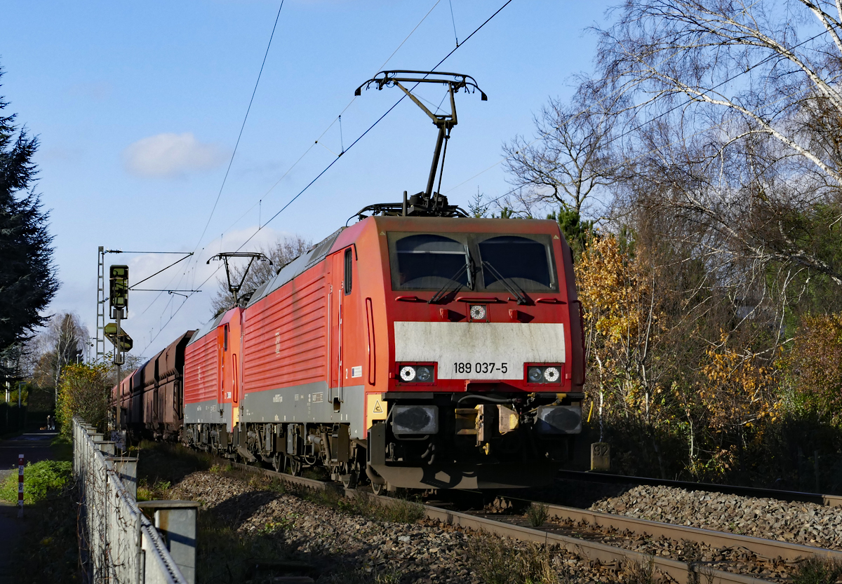 189 037-5 Doppeltraktion mit Schüttgutwagen durch Bonn-Beuel - 29.11.2017