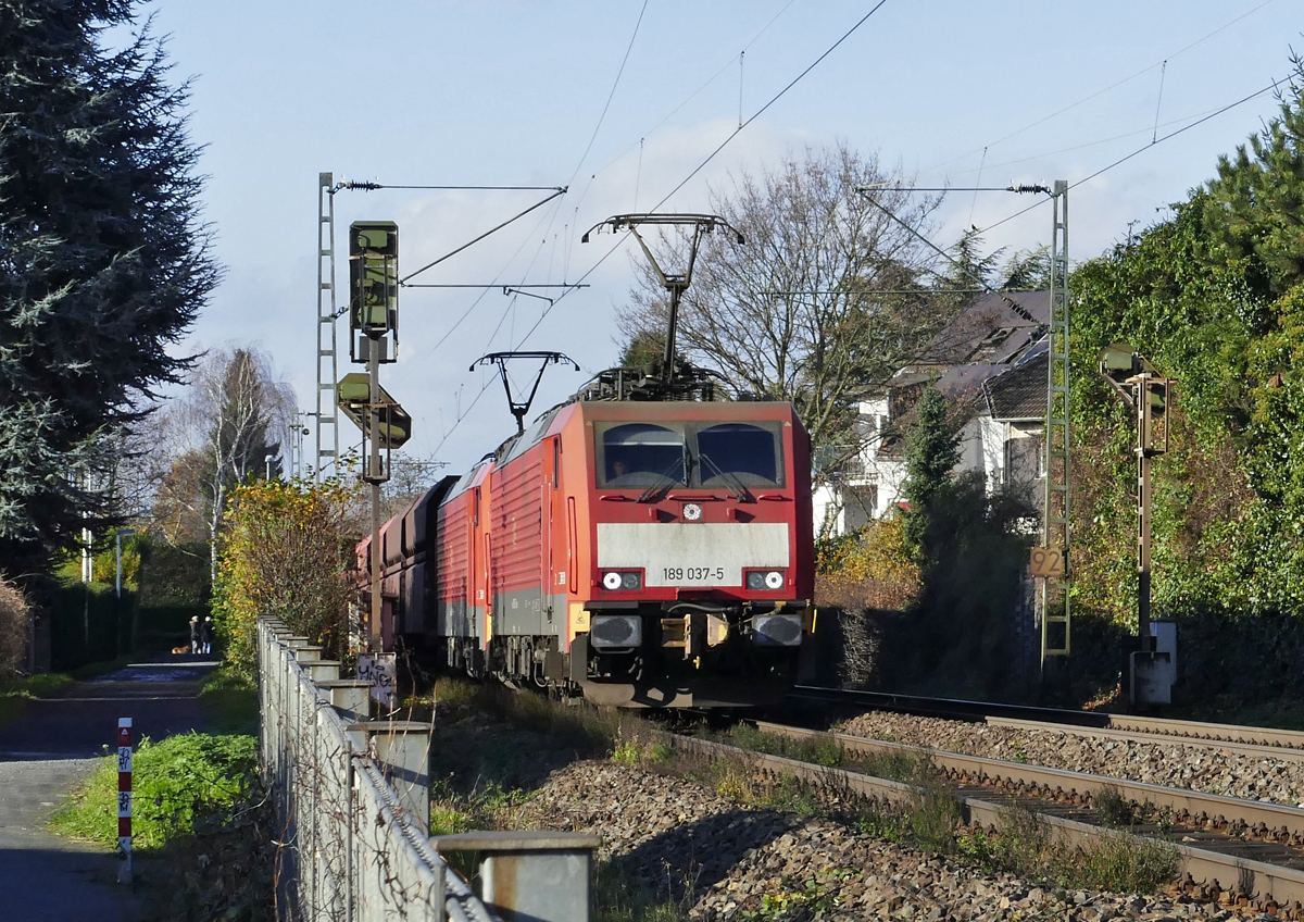 189 037-5 Doppeltraktion vor Schüttgutwagen durch Bonn-Beuel - 29.11.2017