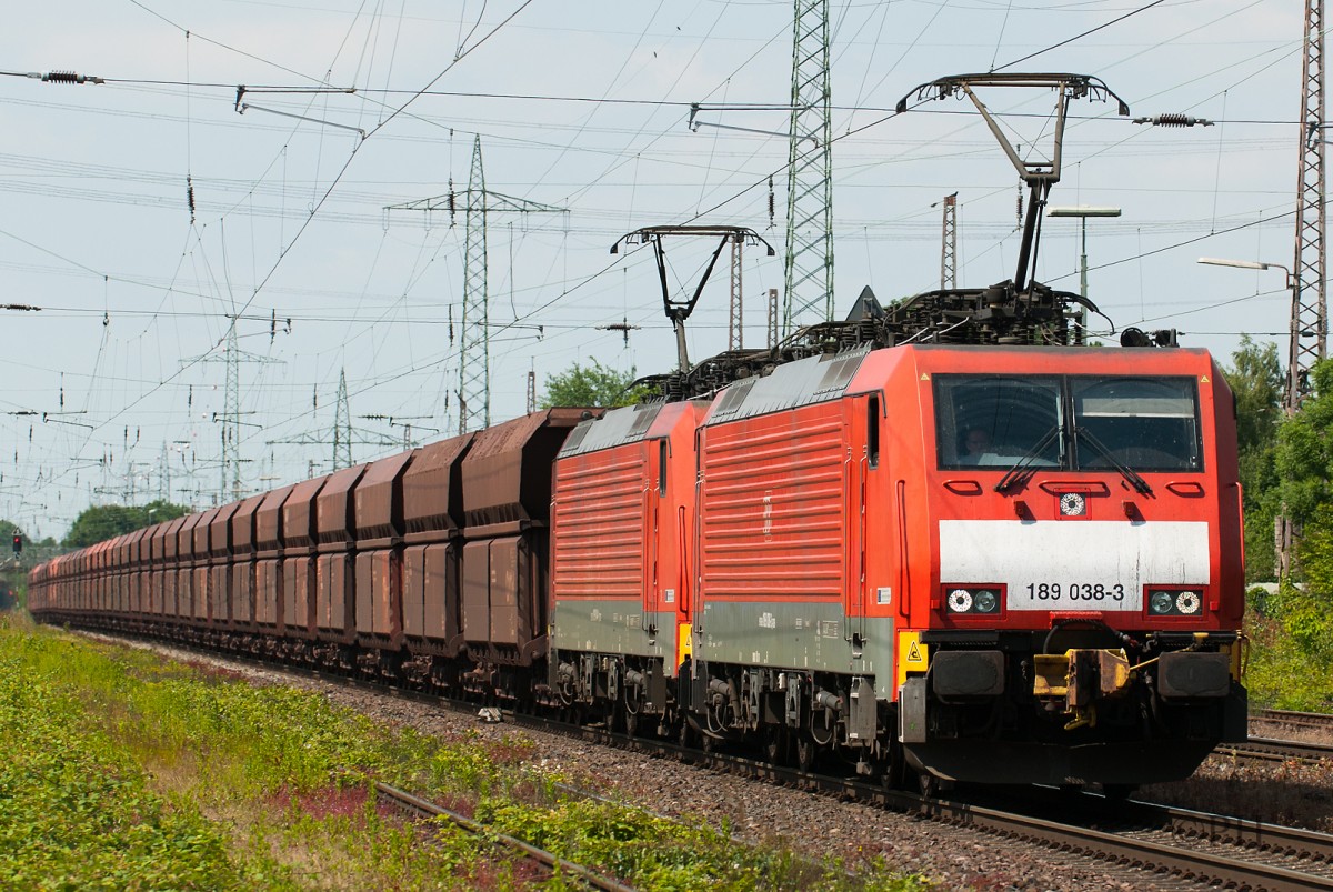 189 038-3 mit einem Erzzug bei der Durchfahrt von Ratingen-Lintorf am 10.06.2015.