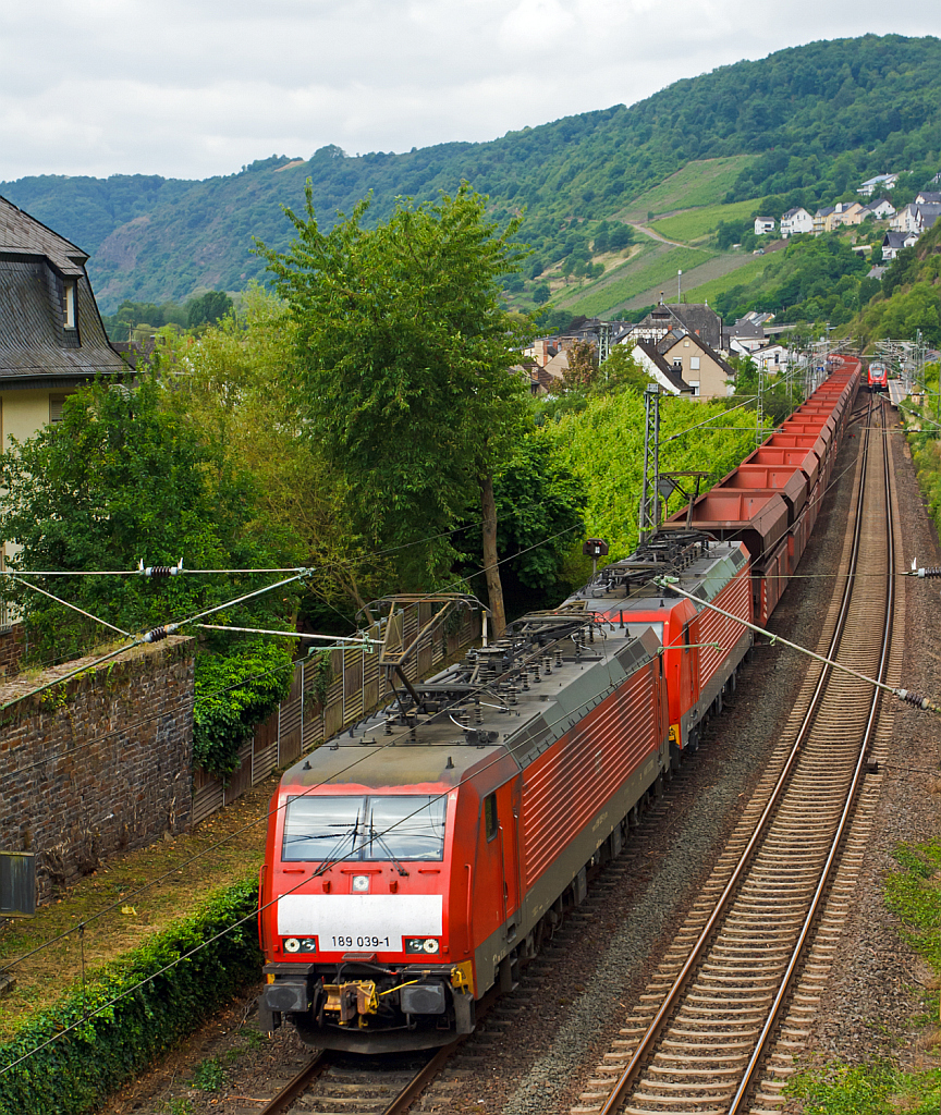 
189 039-1 und eine weitere Siemens ES64F4  der DB Schenker Rail Deutschland AG ziehen am 21.06.2014 einen leeren Erzzug (Falrrs 153 Wagen), über die Moselstrecke (KBS 690) durch Hatzenport in Richtung Koblenz.

Da die Zugkräfte für die normalerweise verwendeten Schraubenkupplung bei diesen schweren Erzzügen (bei den beladenen Zügen in Gegenrichtung) zu hoch sind, haben diese Züge die automatischen Mittelpufferkupplung Bauart Unicupler (AK69e), mit ihr sind Züge bis zu 6.000 t möglich. Die Wagen haben keine Seitenpuffer und zwei Wagen sind immer fest als eine Einheit verbunden.
