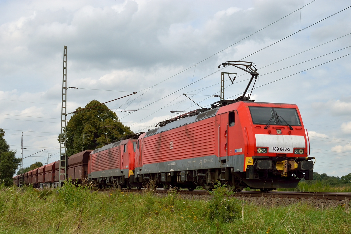 189 043-3 zieht mit einer Schwesterlokomotive einen Erzzug am 28.08.2014 durch Voerde (Niederrhein).