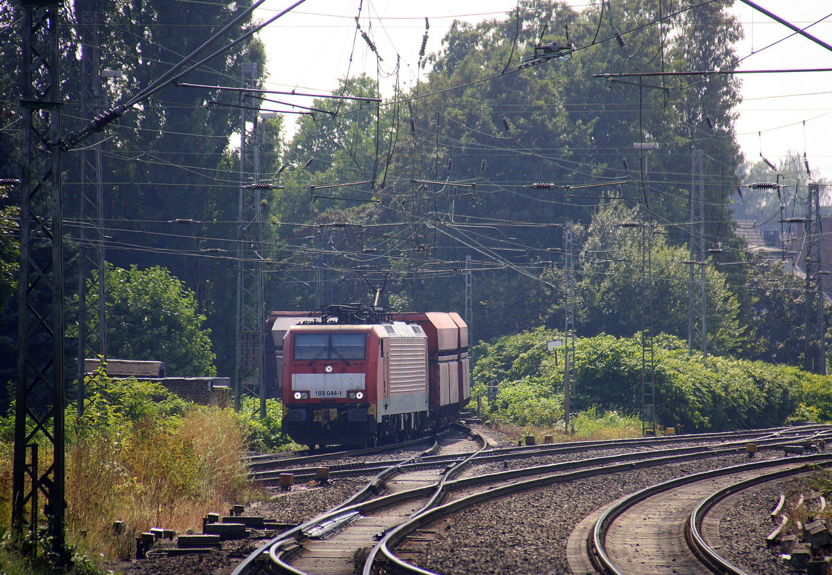 189 044-1 DB kommt aus Richtung Köln,Grevenbroich mit einem  Erzleerzug aus Dillingen(an der Saar) nach Rotterdam(NL) und fährt durch Rheydt-Hbf und fährt in Richtung Mönchengladbach-Hbf.
Aufgenommen vom Bahnsteig 3 in Rheydt-Hbf. 
Bei Sommerwetter am Mittag vom 27.8.2016. 