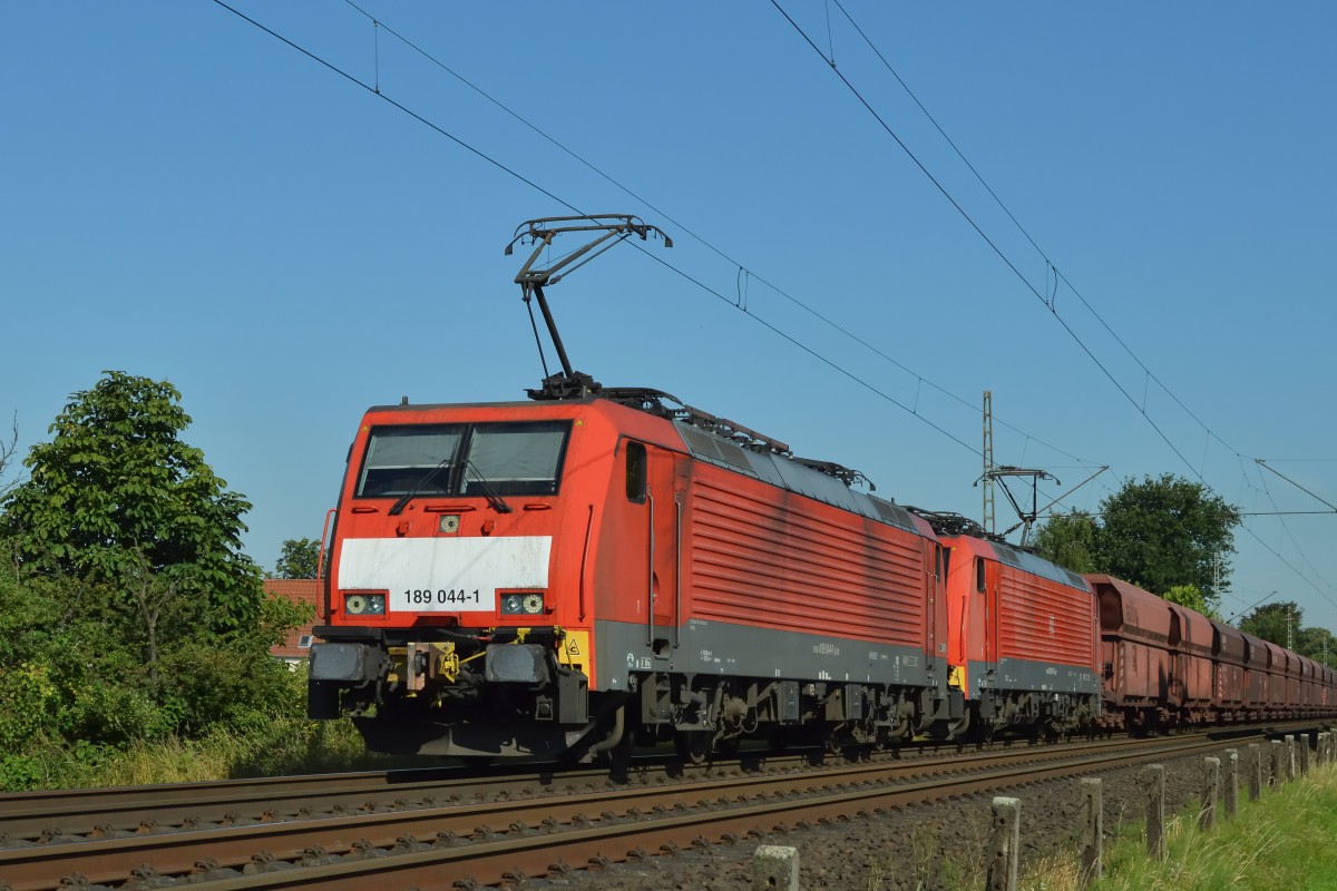 189 044-1 und eine Schwesterlokomotive ziehen einen weiteren Erzzug von Rotterdam nach Dillingen/Saar. Hier am 04.07.2014 in Voerde (Niederrhein).