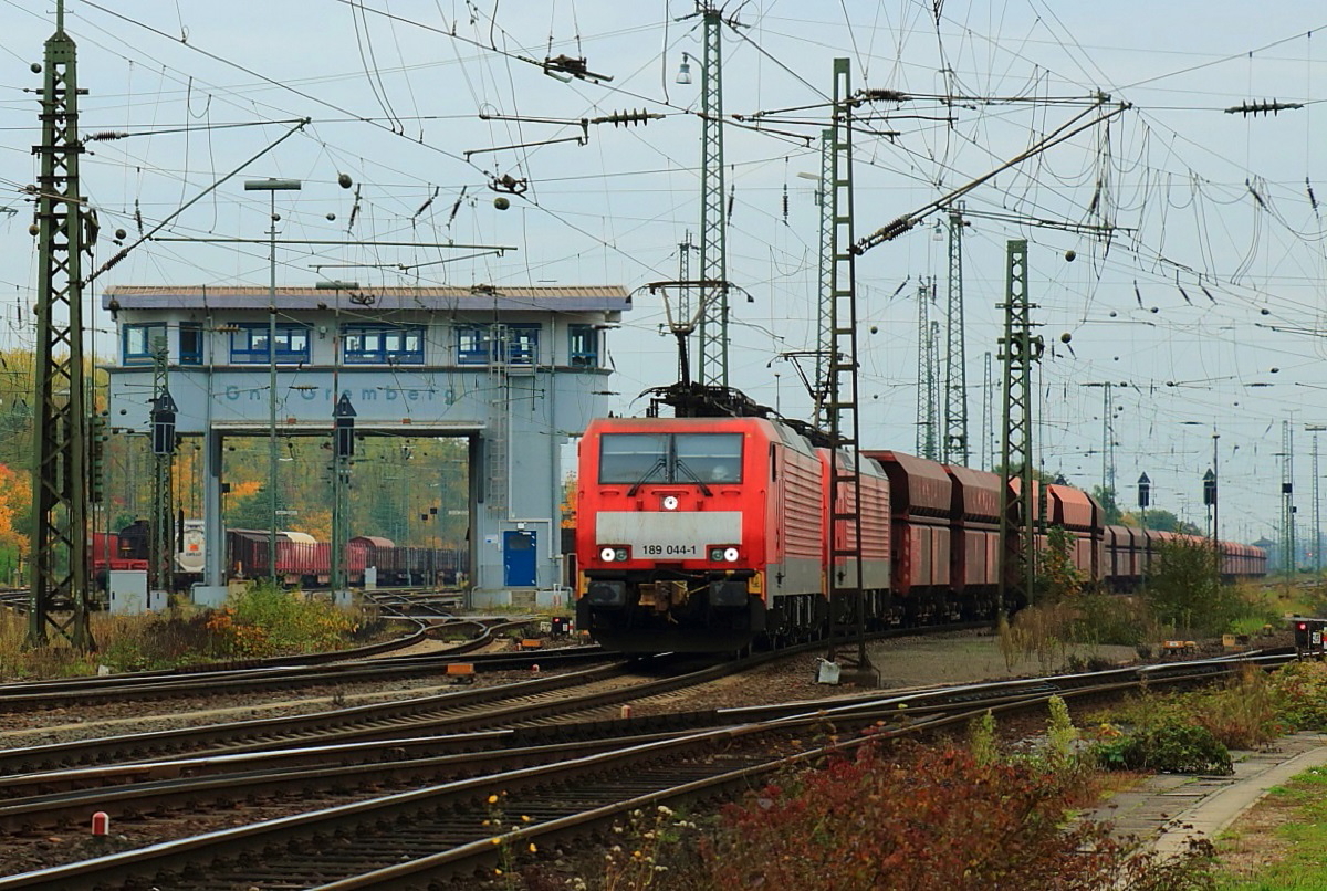 189 044-1 und eine weitere 189 verlassen am 24.10.2015 den Güterbahnhof Köln-Gremberg
