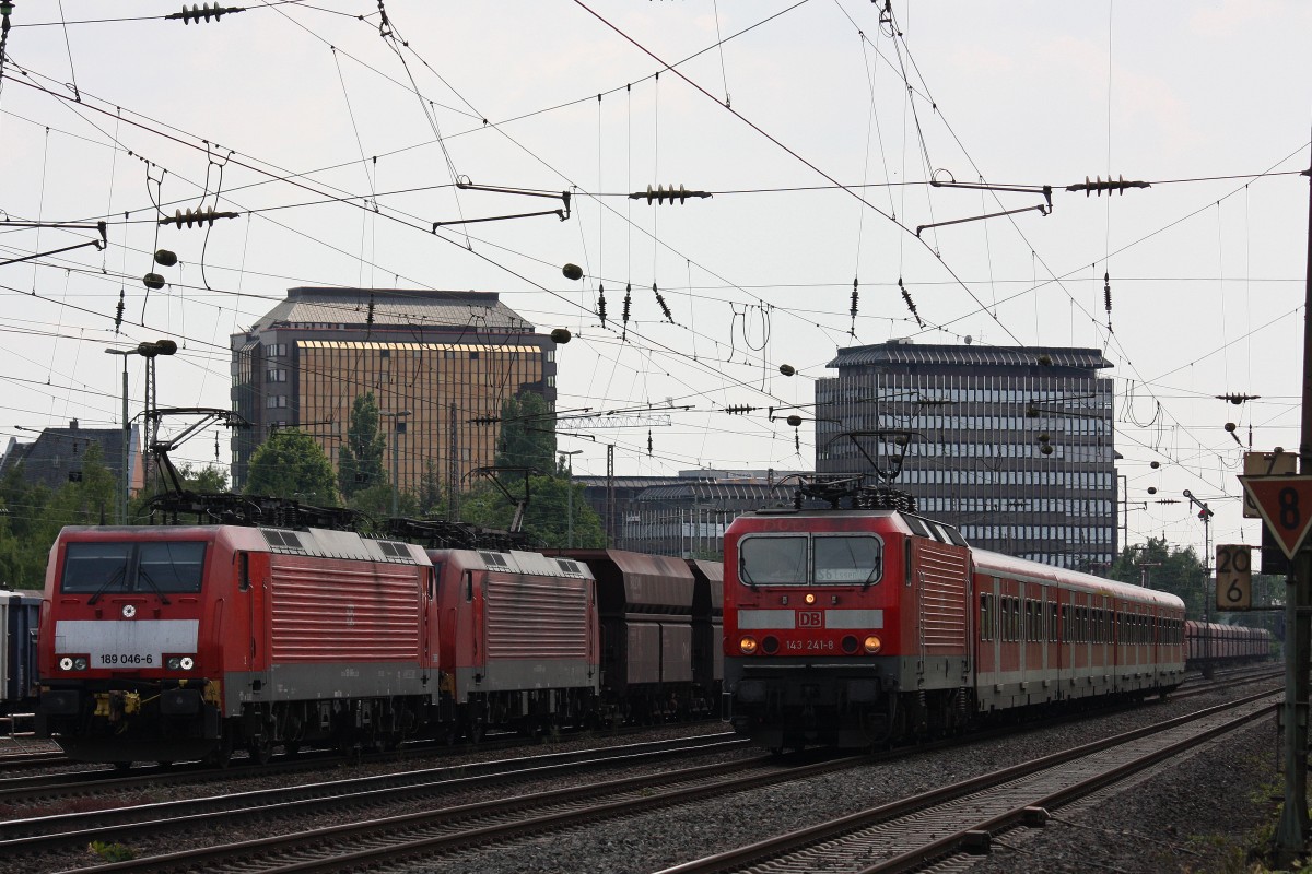189 046+189 04x mit Erzzug und 143 241 mit S6 nach Essen Hbf am 7.6.13 in Dsseldorf-Rath.