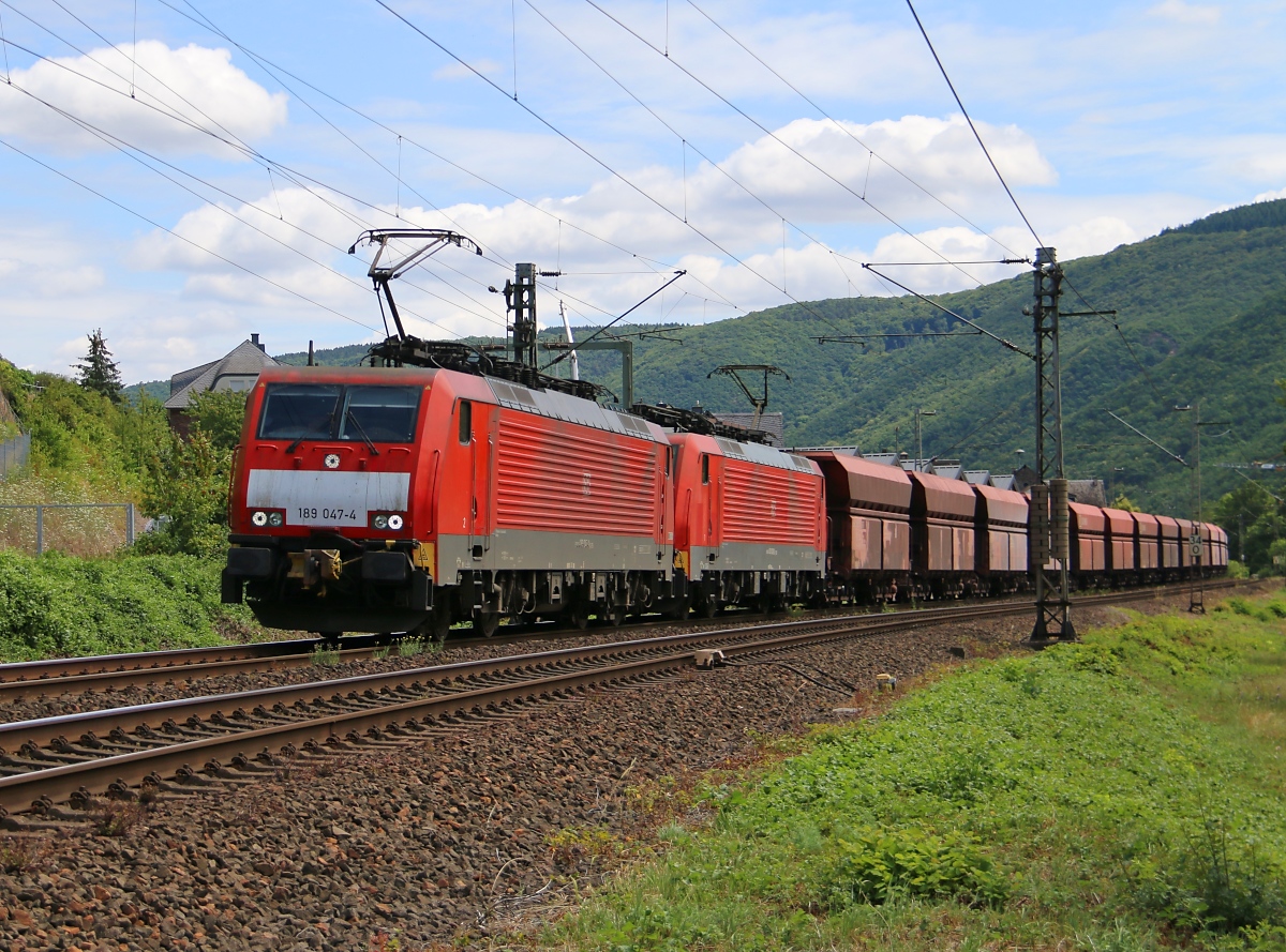 189 047-4 in Doppeltraktion mit einer weiteren 189er und einem Erzzug aus Richtung Koblenz kommend. Aufgenommen bei Müden an der Mosel am 15.07.2015.