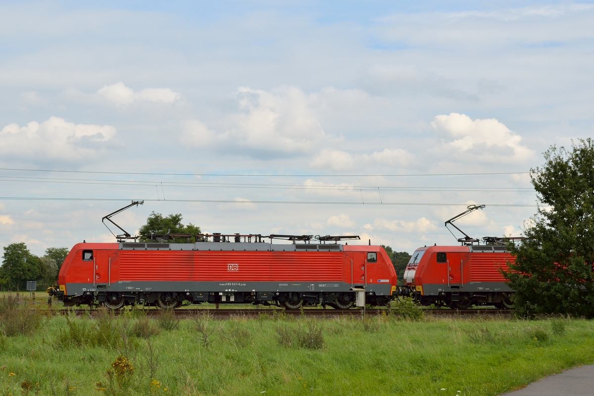 189 047-4 vor einer Schwesterlokomotive am 28.08.2014 in Voerde (Niederrhein).
