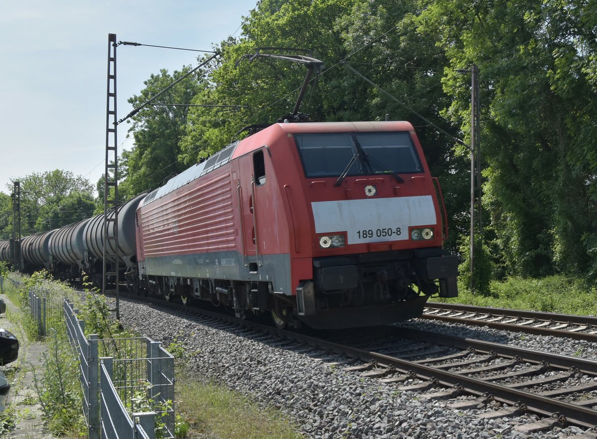 189 050-8 mit einem Tankwagenzug in Stommeln gen Rheydt fahrend. 25.5.2017