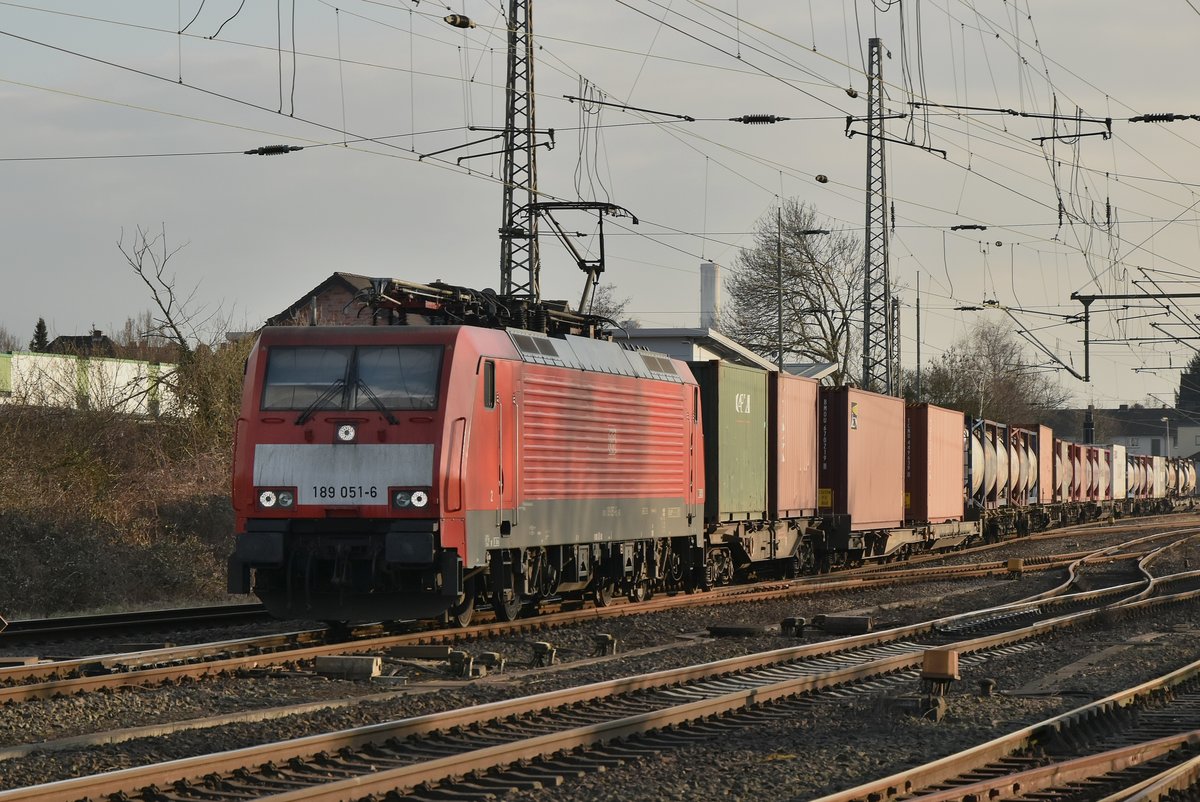 189 051-6 ist hier in Grevenbroich mit einem Kastelzug gen Rheydt zu sehen. 14.3.2018
