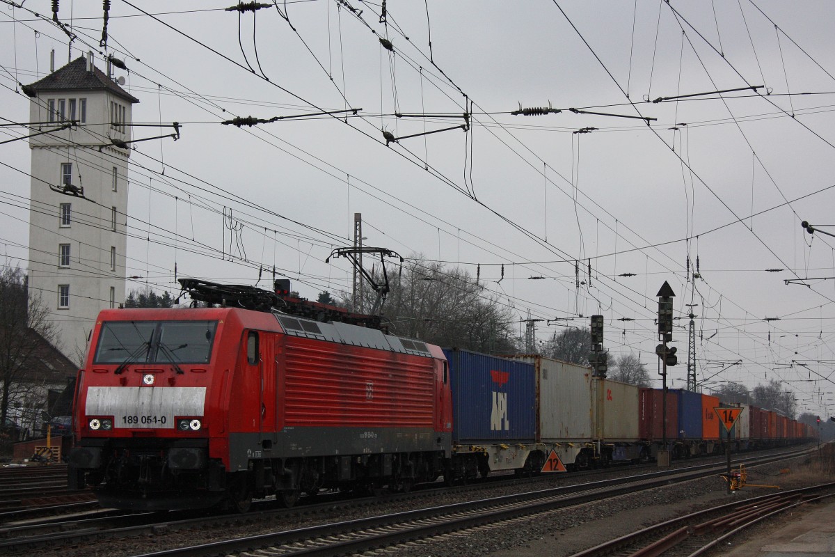 189 051 am 28.3.13 mit einem Containerzug in Verden (Aller).