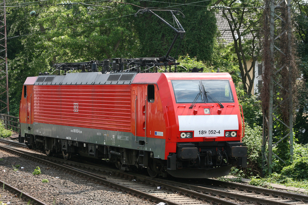 189 052 am 7. Juni 2013 im Güterbahnhof Düsseldorf-Reisholz.
Die Aufnahme wurde vom S-Bahn-Bahnsteig getätigt.