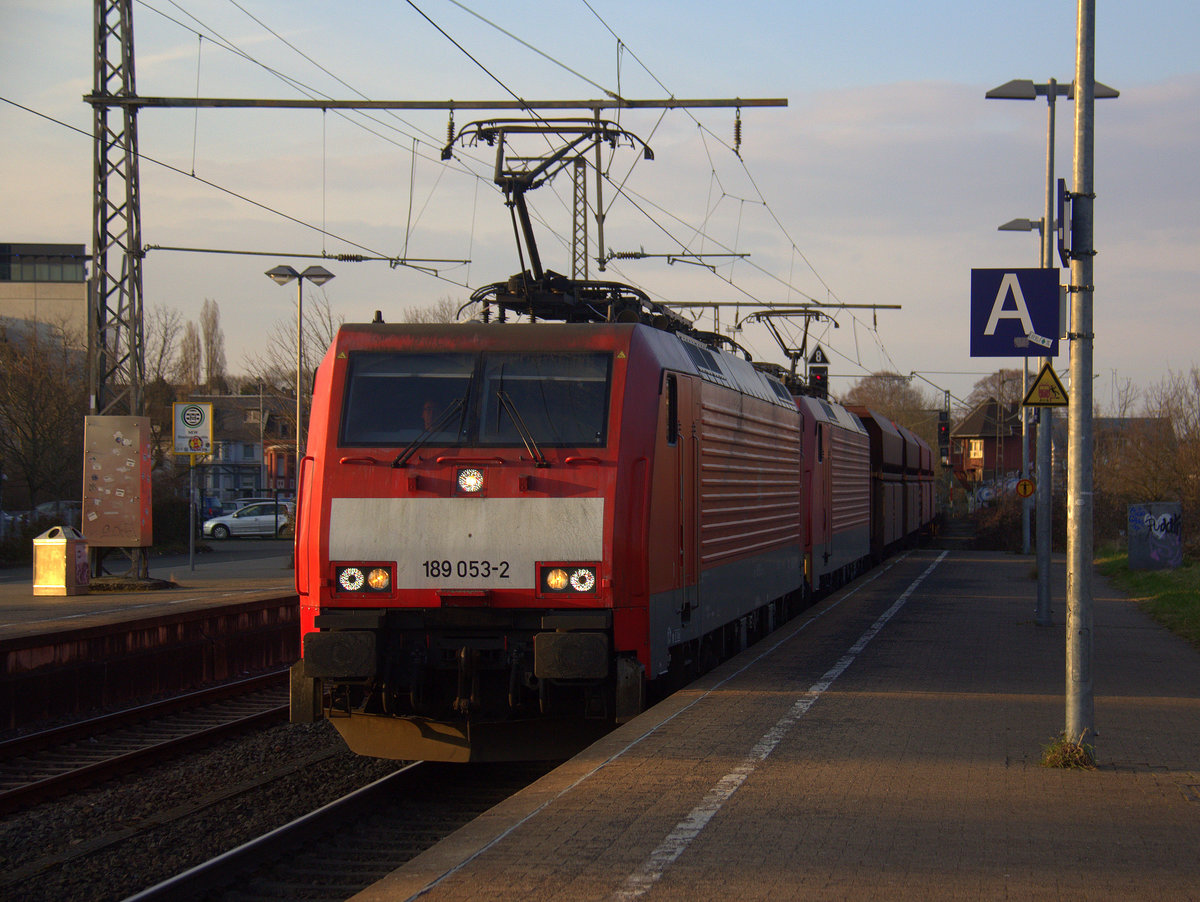 189 053-2 und 189 041-7 beide von DB kommen als Umleiter durch Rheydt-Hbf mit einem langen  Erzzug aus Rotterdam(NL) nach Dillingen(an der Saar)  und fahren in Richtung Grevenbroich,Köln. 
Aufgenommen vom Bahnsteig 3 in Rheydt-Hbf. 
In der Abendstimmung am Abend vom 24.3.2018.