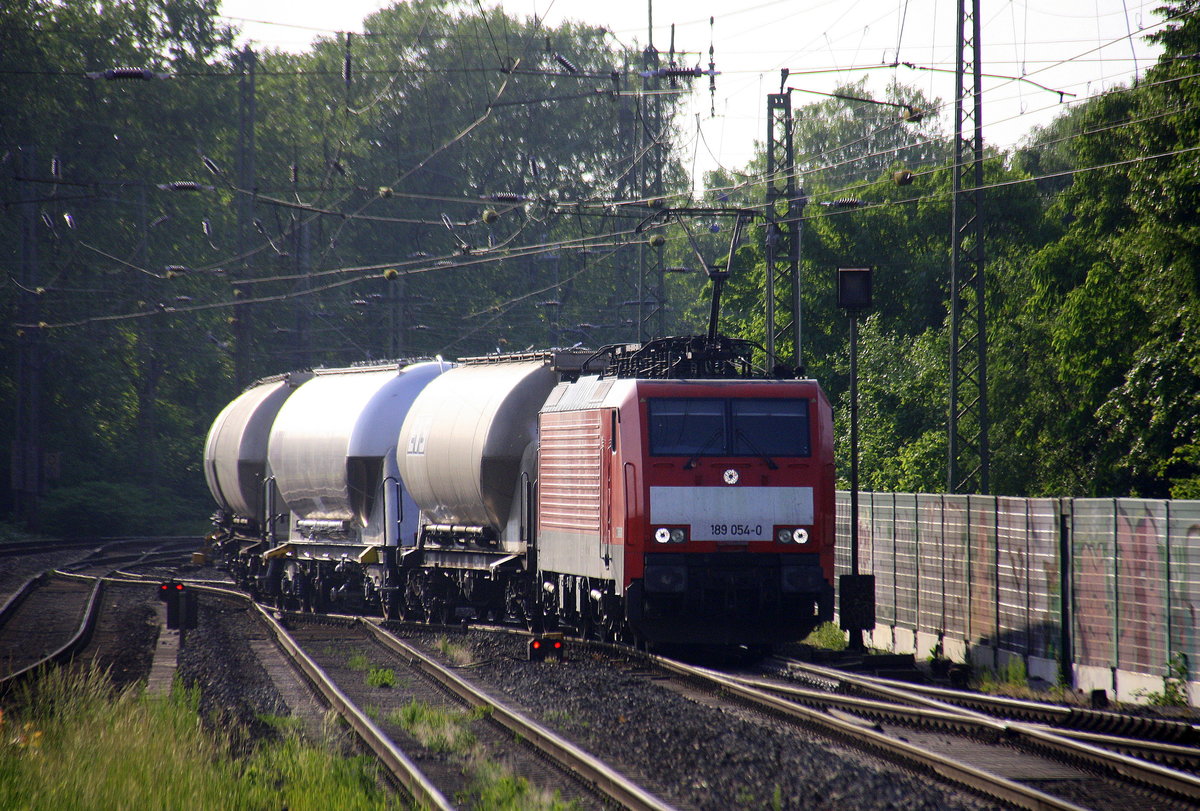 189 054-0 DB kommt als Umleiter  mit einem  Silozug aus Buna-Werke(D) nach Herentals(B)    
 und fährt in Viersen ein. Aufgenommen vom Bahnsteig 4 von Viersen. 
Bei Sommerwetter am  Abend vom 28.5.2017.