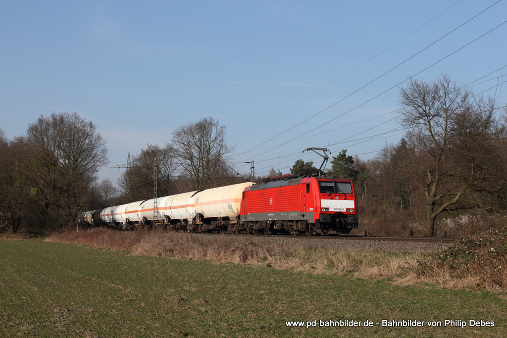 189 054-0 (DB Schenker) mit einem Kesselzug in Ratingen Lintorf, 8. März 2014