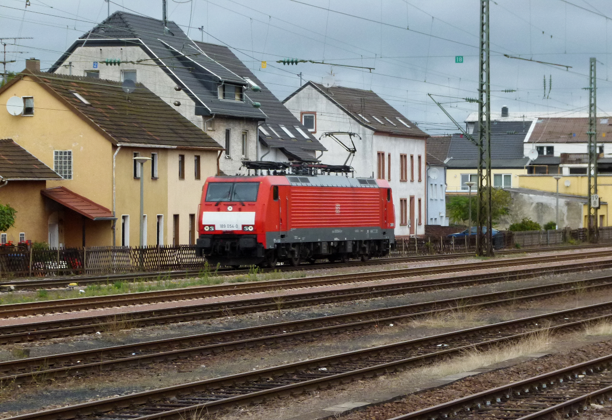 189 054-0 ist Lz in Ensdorf unterwegs. Da sie keine AK (Automatische Kupplung hat) kann sie nicht vor den Erzzügen der Dillinger Hütte eingesetzt werden. Bahnstrecke 3230 Saarbrücken - Karthaus am 15.10.2016