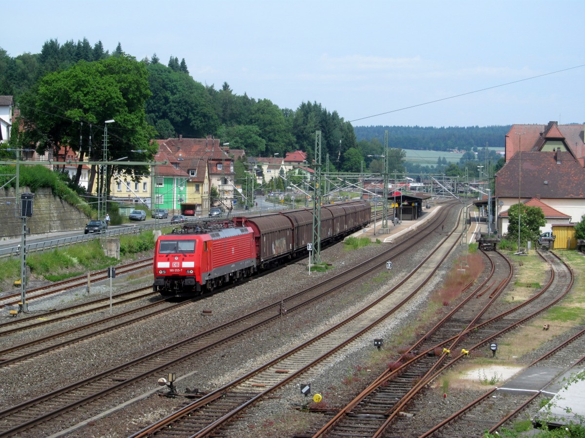 189 055-7 zieht am 10. Juni 2014 sieben Schiebewandwagen durch Kronach in Richtung Lichtenfels.